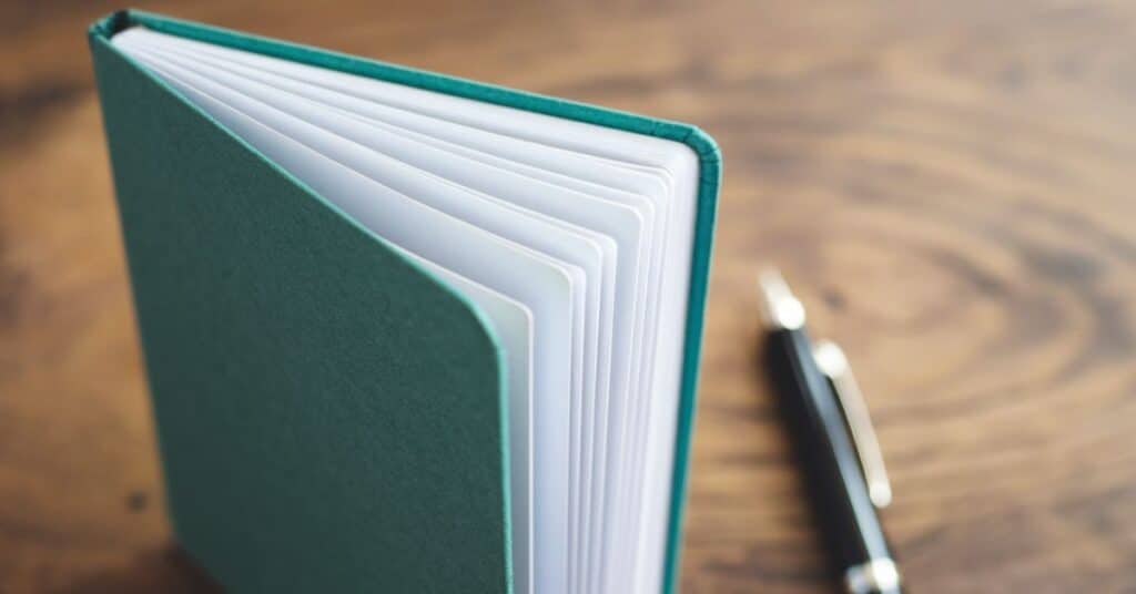 Image of a 100 page notebook  indicating its 2 cm thickness.