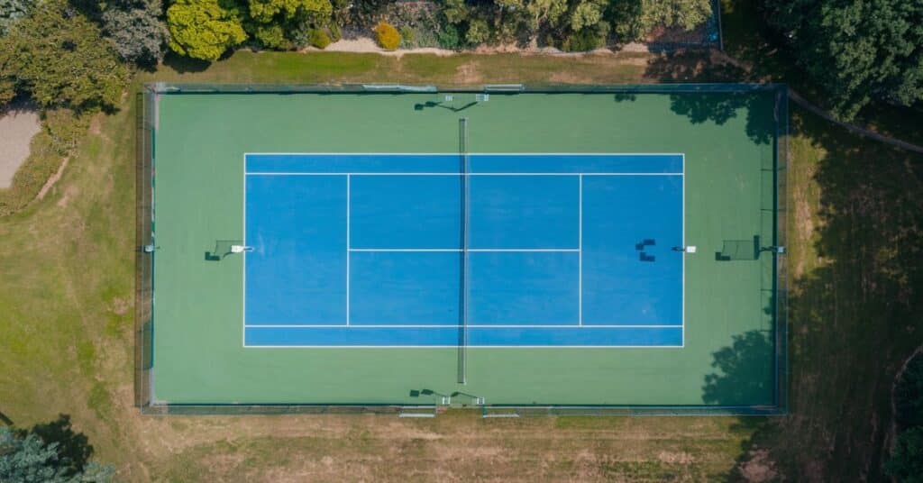 Aerial view of an empty tennis court.