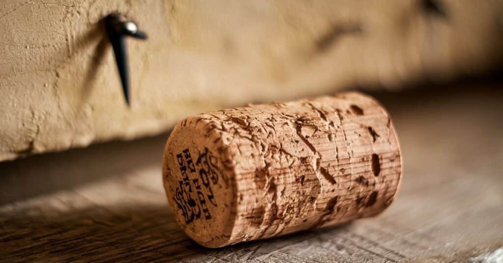 A wine cork, emphasizing its 2 centimeter diameter.