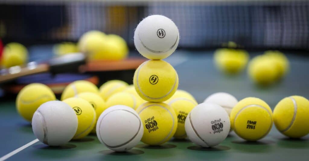 many table tennis balls are placed close to each other