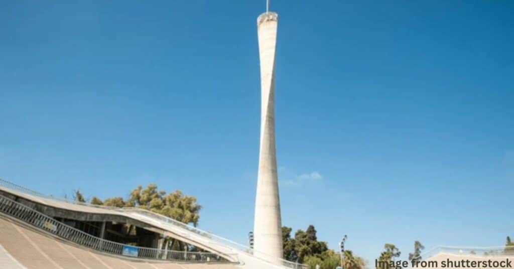 An image of Bicentennial Lighthouse in Argentina. The sky is clear and the image is from shutterstock.