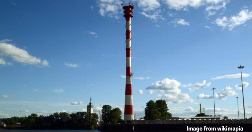 An image of Lesnoy Mole Rear Range Lighthouses in Russia. The sky is clear and the image is from Wikimapia.