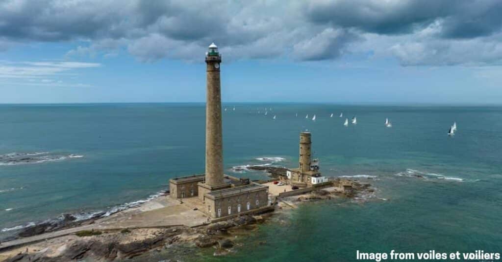 An image of Phare de Gatteville lighthouses in France. The sky is clear and the image is from Voiles et voiliers.